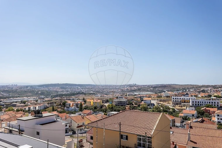 Moradia T4 para Venda em Pontinha e Famões Foto 3