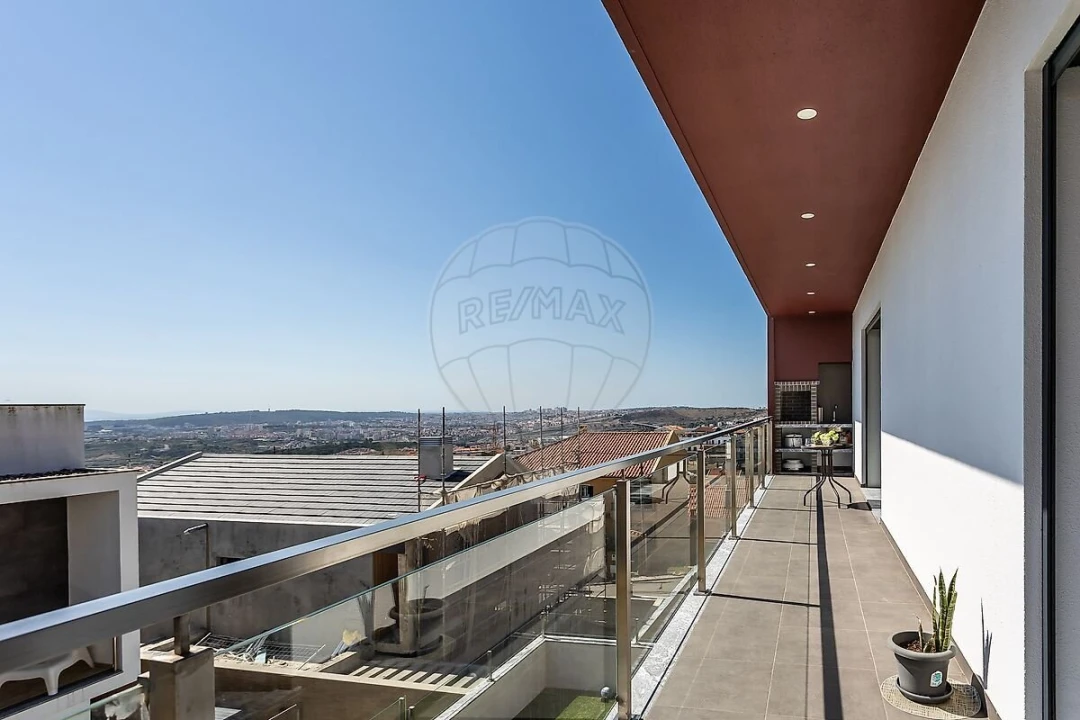 Moradia T4 para Venda em Pontinha e Famões Foto 14