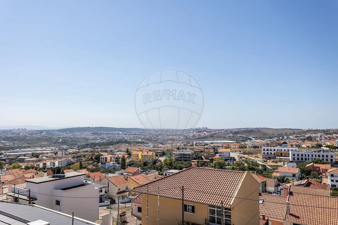Moradia T4 para Venda em Pontinha e Famões Foto 3