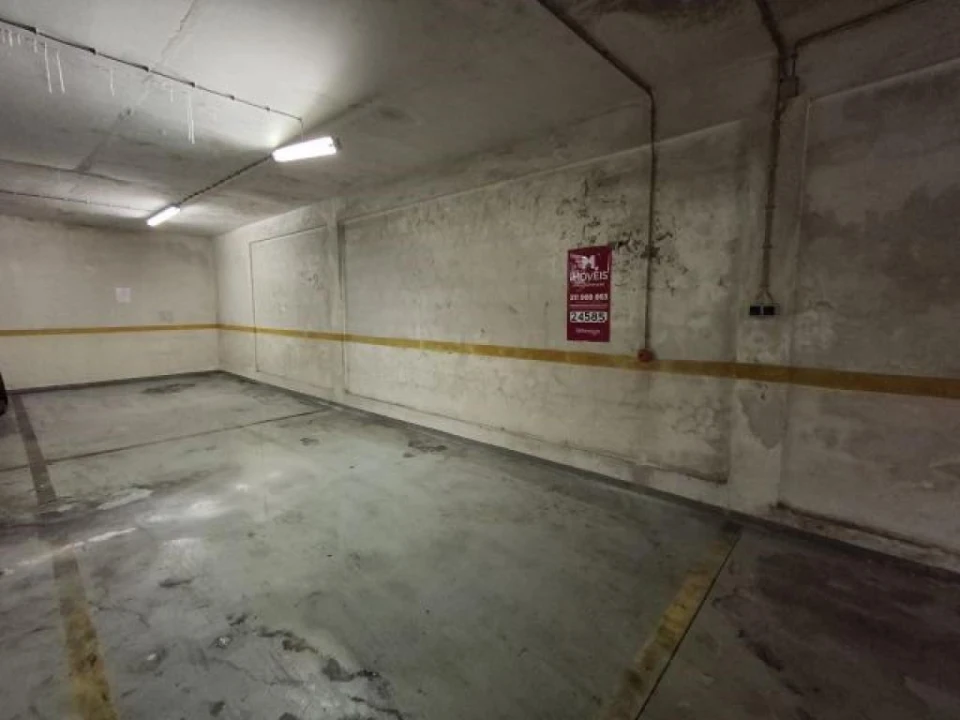 Garagem para Venda em Venda do Pinheiro e Santo Estêvão das Galés Foto 2