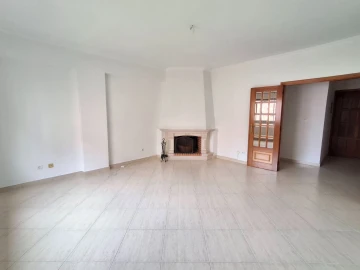 Apartamento T2 para Arrendamento em Cacém e São Marcos