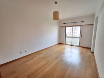 Apartamento T2 para Arrendamento em Cacém e São Marcos