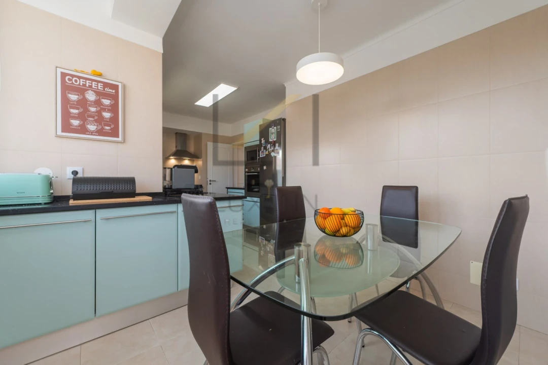Apartamento T2 para Venda em Carcavelos e Parede Foto 6