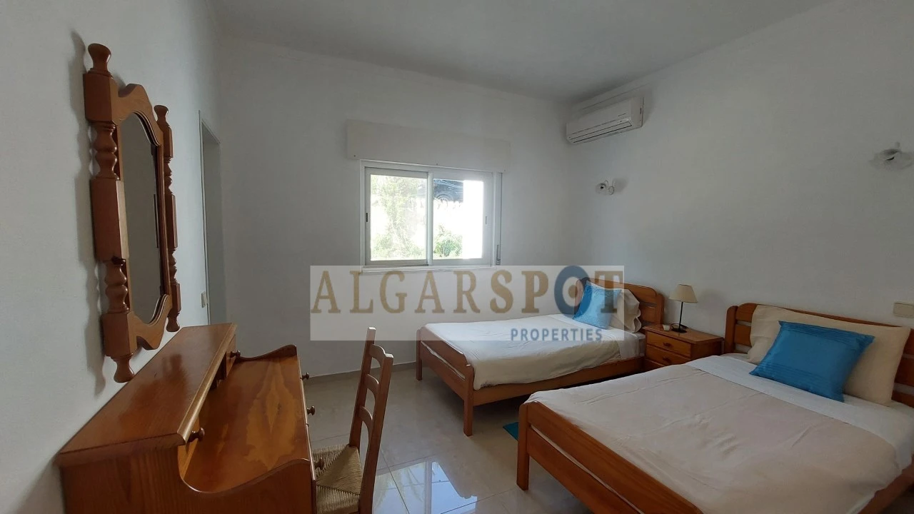 Moradia T4 para Venda em Santa Barbara de Nexe Foto 19