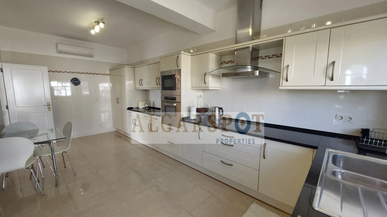 Moradia T4 para Venda em Santa Barbara de Nexe Foto 14