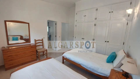 Moradia T4 para Venda em Santa Barbara de Nexe