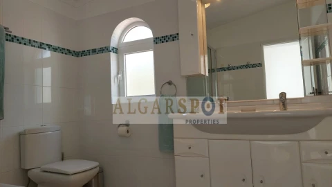 Moradia T4 para Venda em Santa Barbara de Nexe