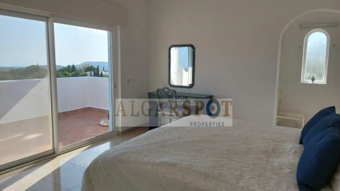 Moradia T4 para Venda em Santa Barbara de Nexe