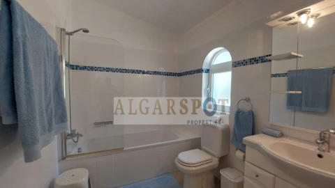 Moradia T4 para Venda em Santa Barbara de Nexe