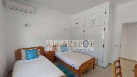 Moradia T4 para Venda em Santa Barbara de Nexe