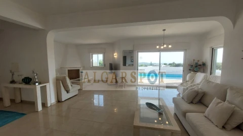 Moradia T4 para Venda em Santa Barbara de Nexe