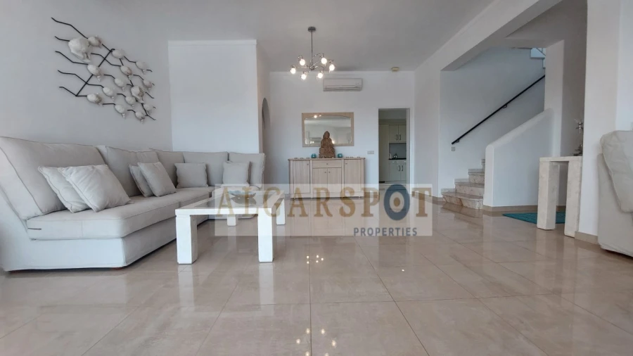 Moradia T4 para Venda em Santa Barbara de Nexe Foto 11