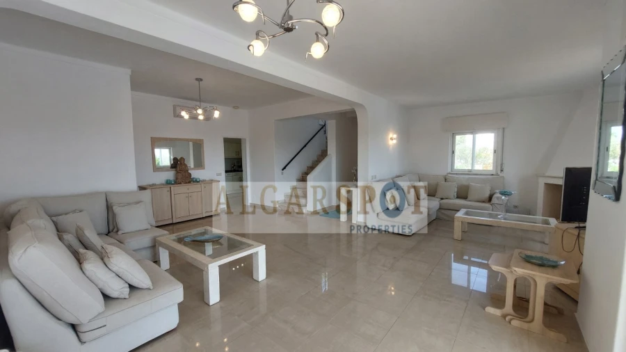 Moradia T4 para Venda em Santa Barbara de Nexe Foto 9