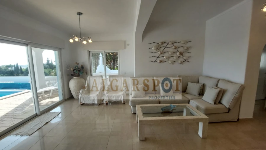 Moradia T4 para Venda em Santa Barbara de Nexe Foto 10