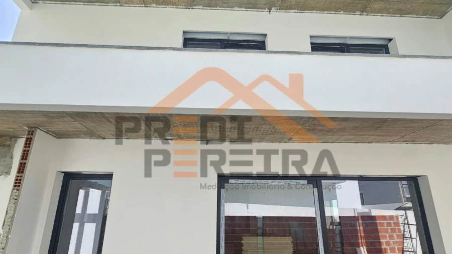 Moradia T4 para Venda em Pontinha e Famões