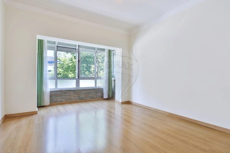 Apartamento T2 para Venda em Benfica Foto 3