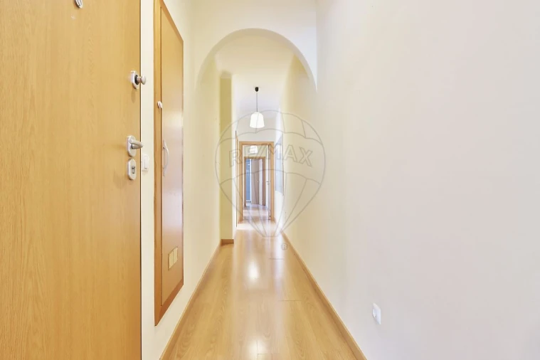 Apartamento T2 para Venda em Benfica Foto 2