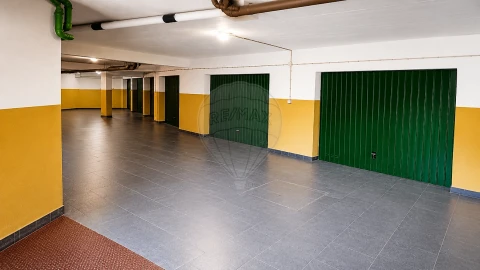 Garagem para Venda em Charneca de Caparica e Sobreda
