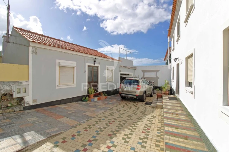 Moradia T5 para Venda em Ribeirinha Foto 4