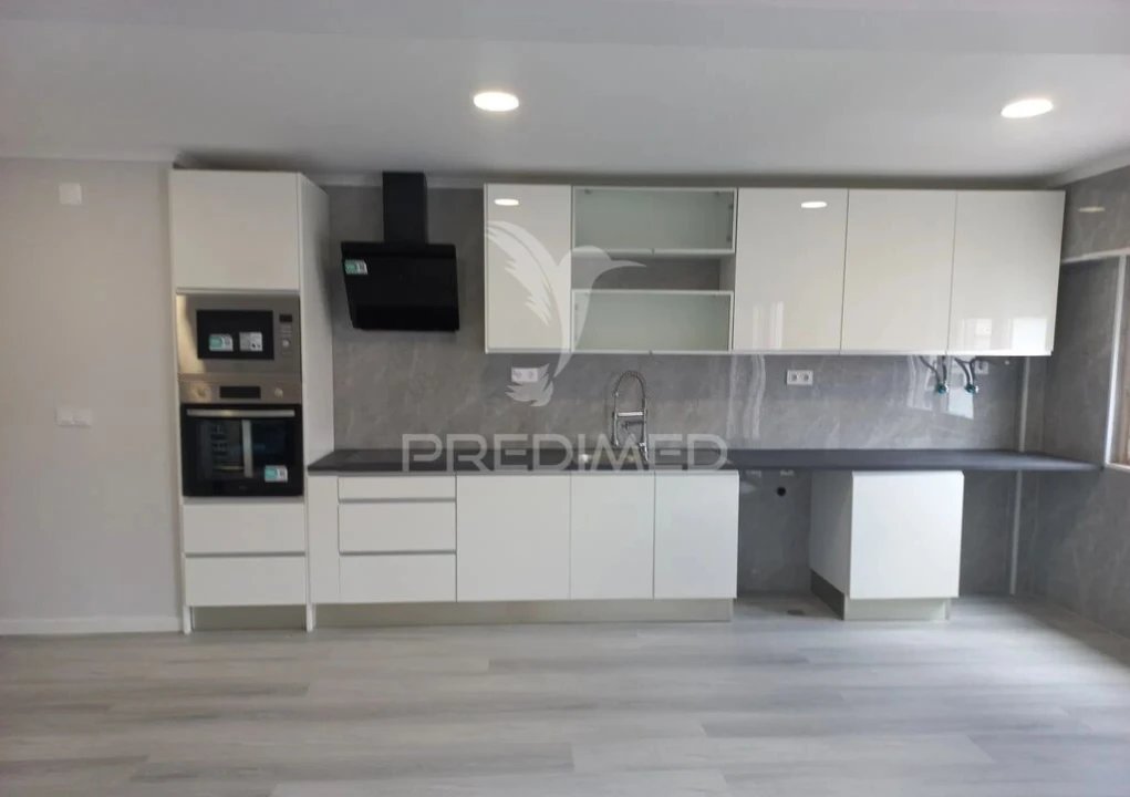 Apartamento T4 para Venda em Amora Foto 2