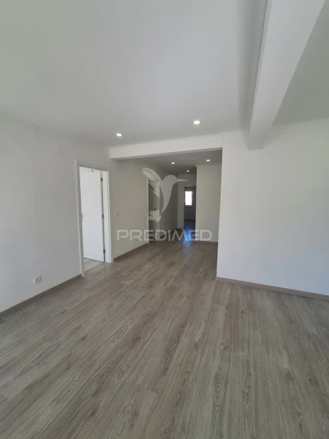 Apartamento T3 para Venda em Massamá e Monte Abraão