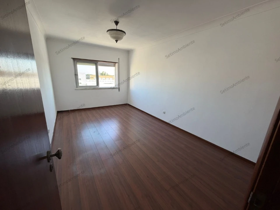 Apartamento T2 para Venda em Benavente Foto 4