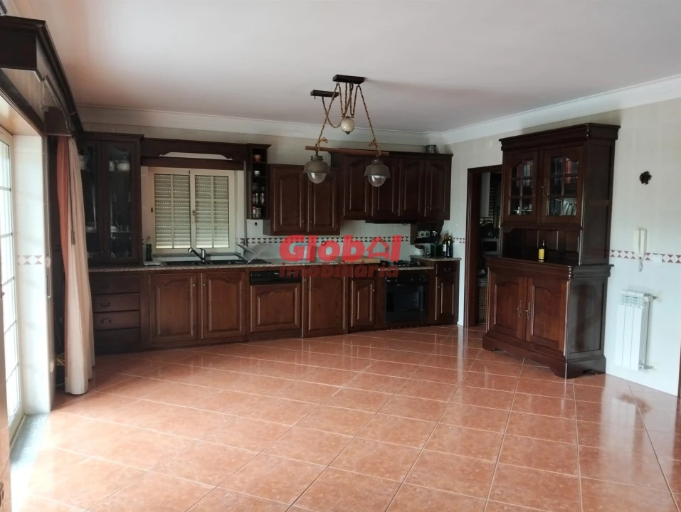 Moradia T4 para Venda em São João de Lourosa Foto 1