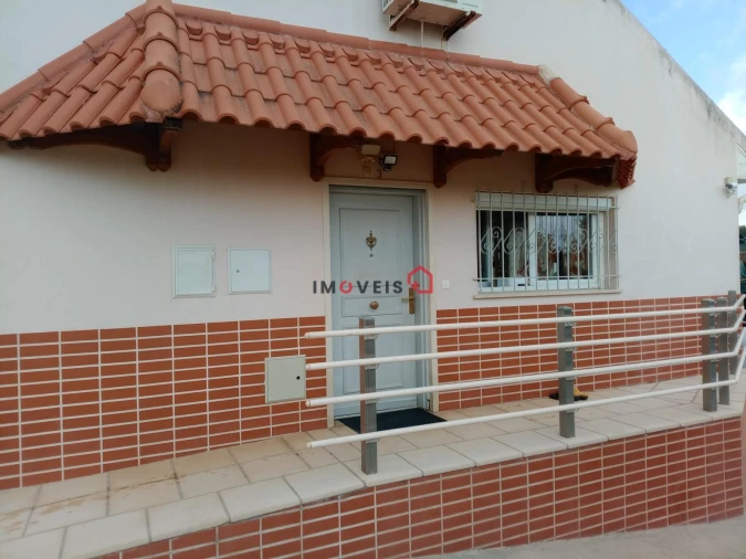 Moradia T4 para Venda em Alcanede Foto 3