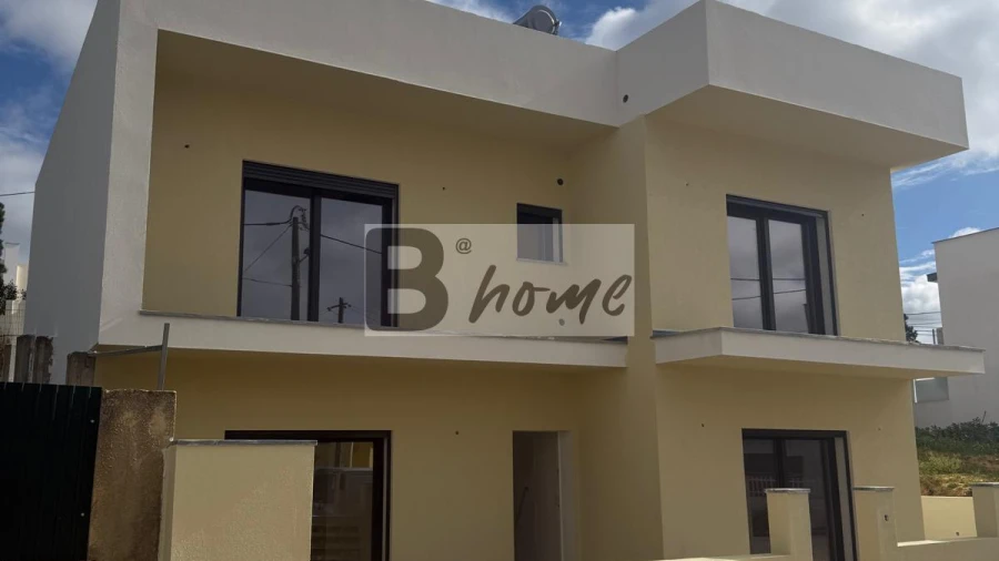 Moradia T4 para Venda em Charneca de Caparica e Sobreda