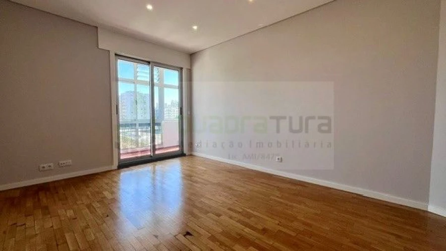 Apartamento T2 para Venda em Cedofeita, Santo Ildefonso, Sé, Miragaia, São Nicolau e Vitória Foto 3