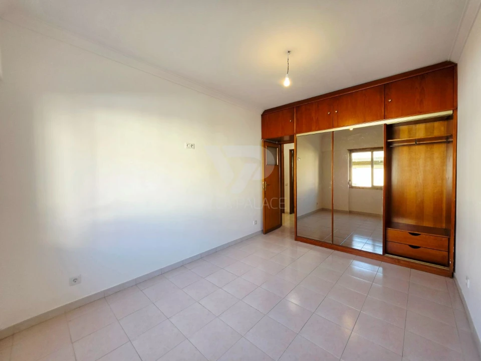 Apartamento T3 para Arrendamento em Venteira Foto 5