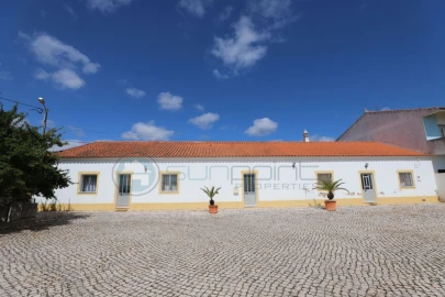 Moradia T2 para Venda em Bensafrim e Barão de São João