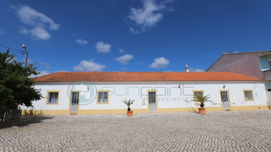 Moradia T2 para Venda em Bensafrim e Barão de São João