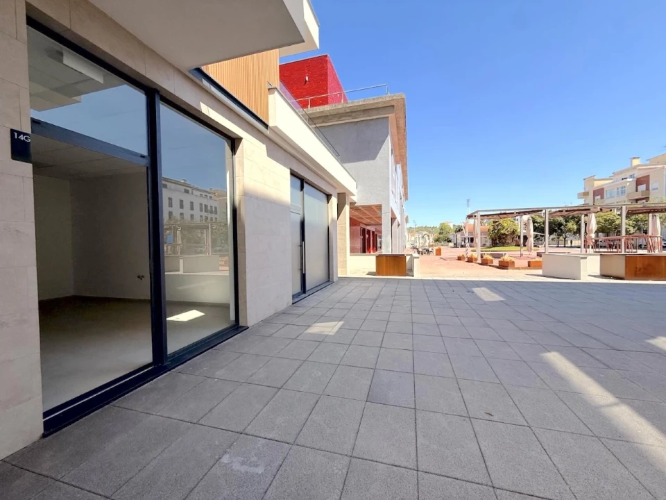 Loja para Arrendamento em Santa Maria, São Pedro e Matacães Foto 1
