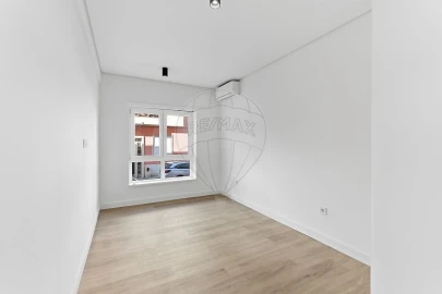 Apartamento T2 para Venda em Baixa da Banheira e Vale da Amoreira