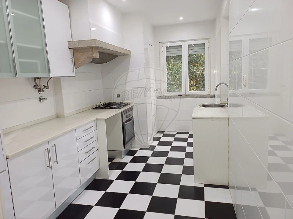 Apartamento T2 para Arrendamento em São Domingos de Benfica Foto 2
