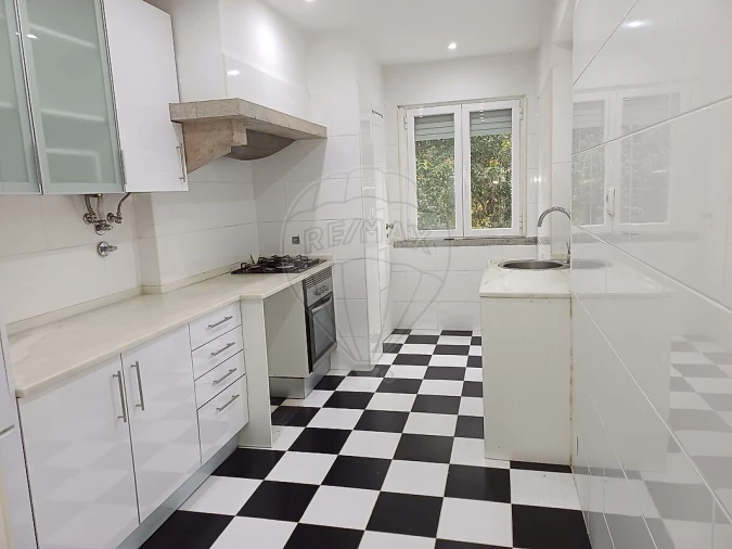 Apartamento T2 para Arrendamento em São Domingos de Benfica Foto 2