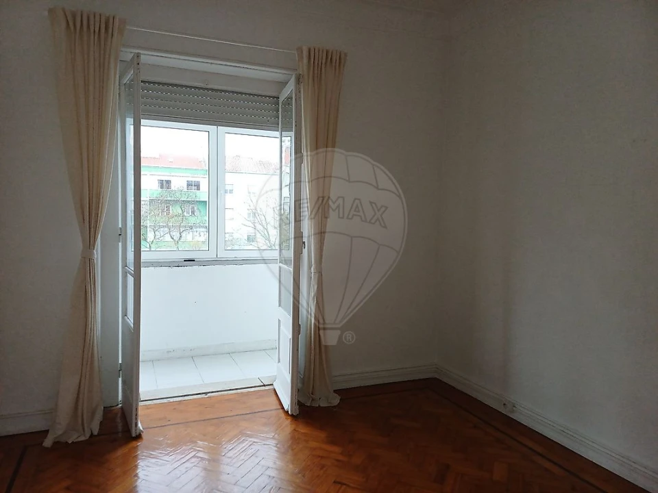 Apartamento T2 para Arrendamento em São Domingos de Benfica Foto 4