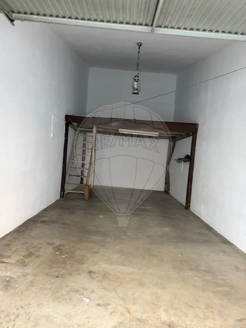 Garagem para Arrendamento em Santa Maria, São Pedro e Matacães