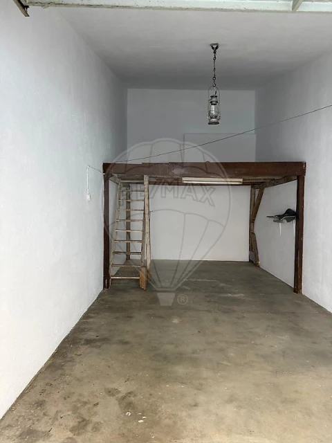 Garagem para Arrendamento em Santa Maria, São Pedro e Matacães