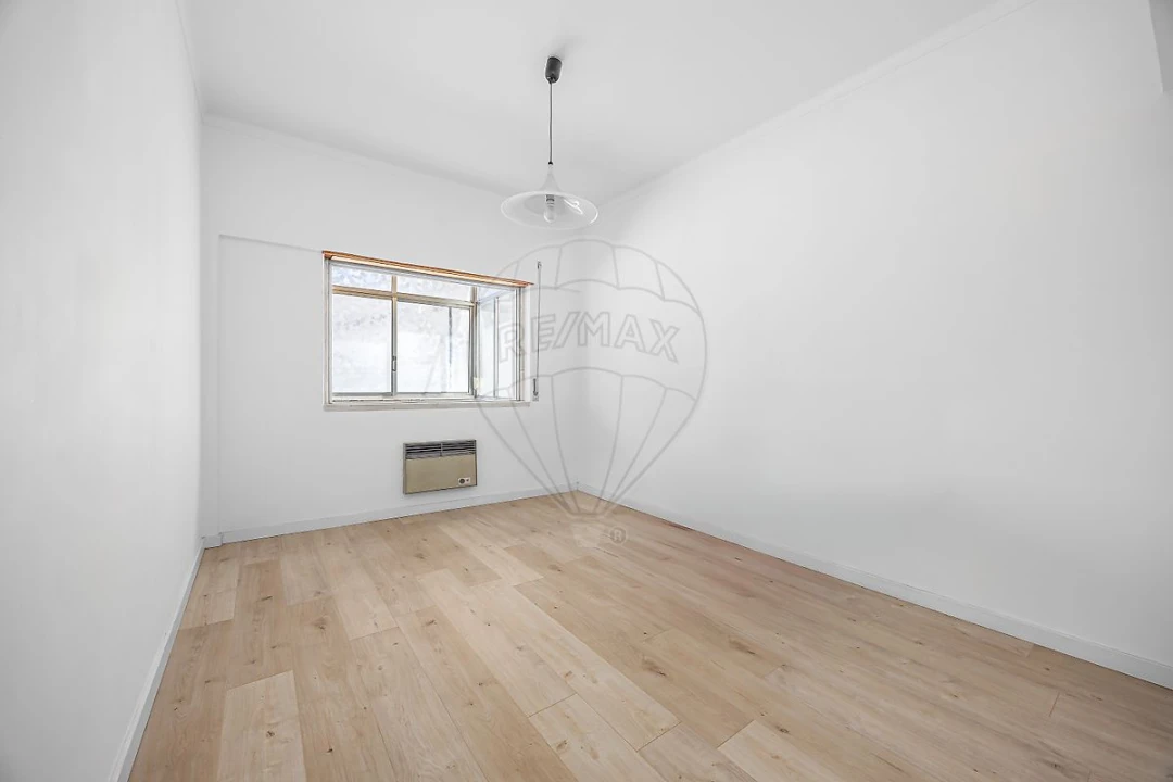 Apartamento T1 para Arrendamento em Santa Maria, São Pedro e Matacães Foto 17