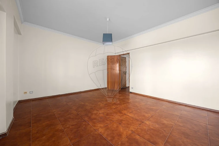 Apartamento T1 para Arrendamento em Santa Maria, São Pedro e Matacães Foto 16