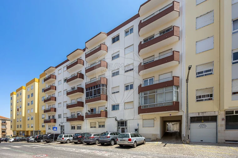 Apartamento T1 para Arrendamento em Santa Maria, São Pedro e Matacães Foto 11