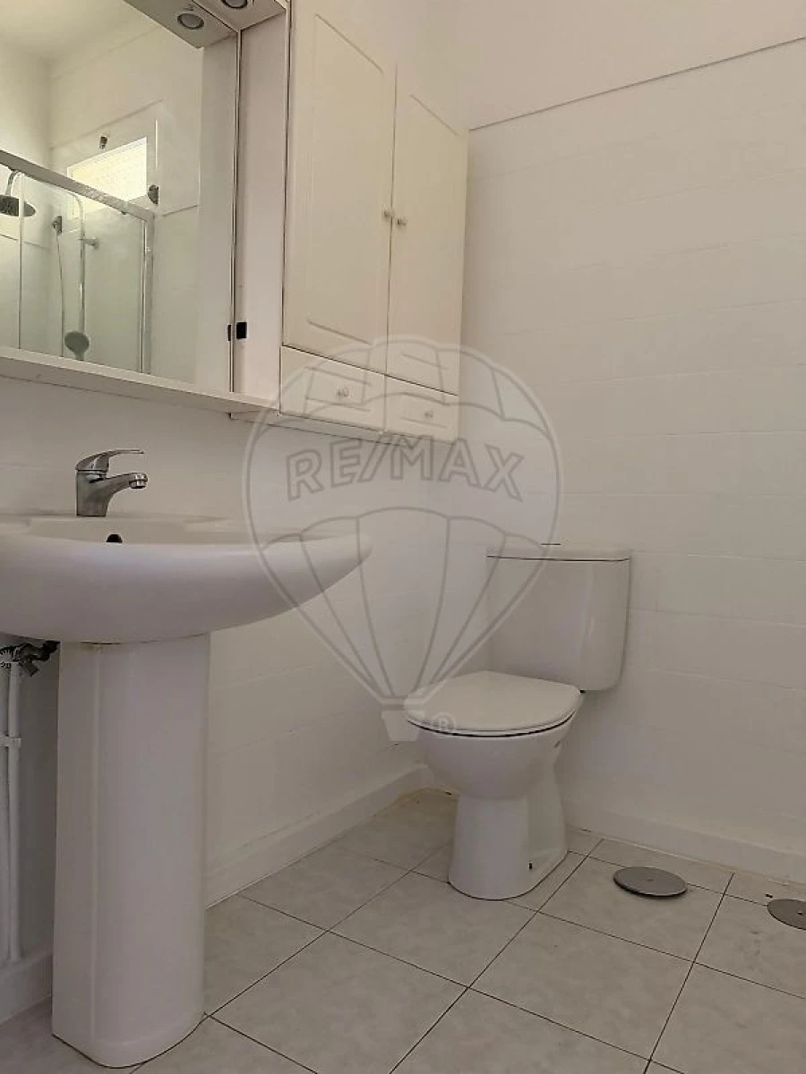 Apartamento T1 para Arrendamento em Santa Maria, São Pedro e Matacães Foto 2