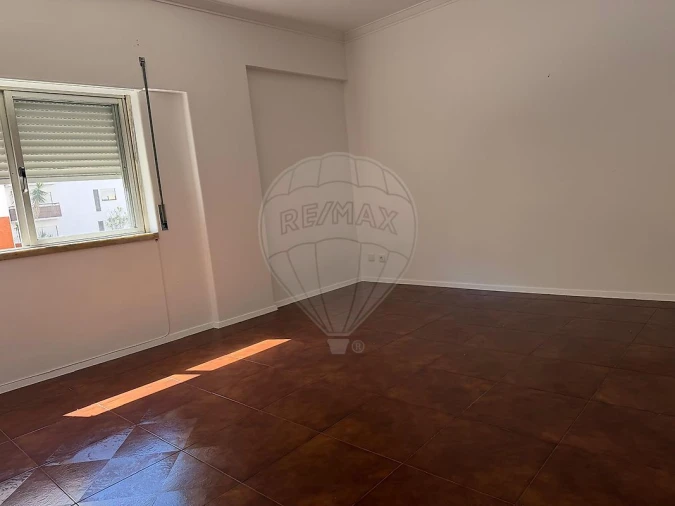 Apartamento T1 para Arrendamento em Santa Maria, São Pedro e Matacães Foto 7