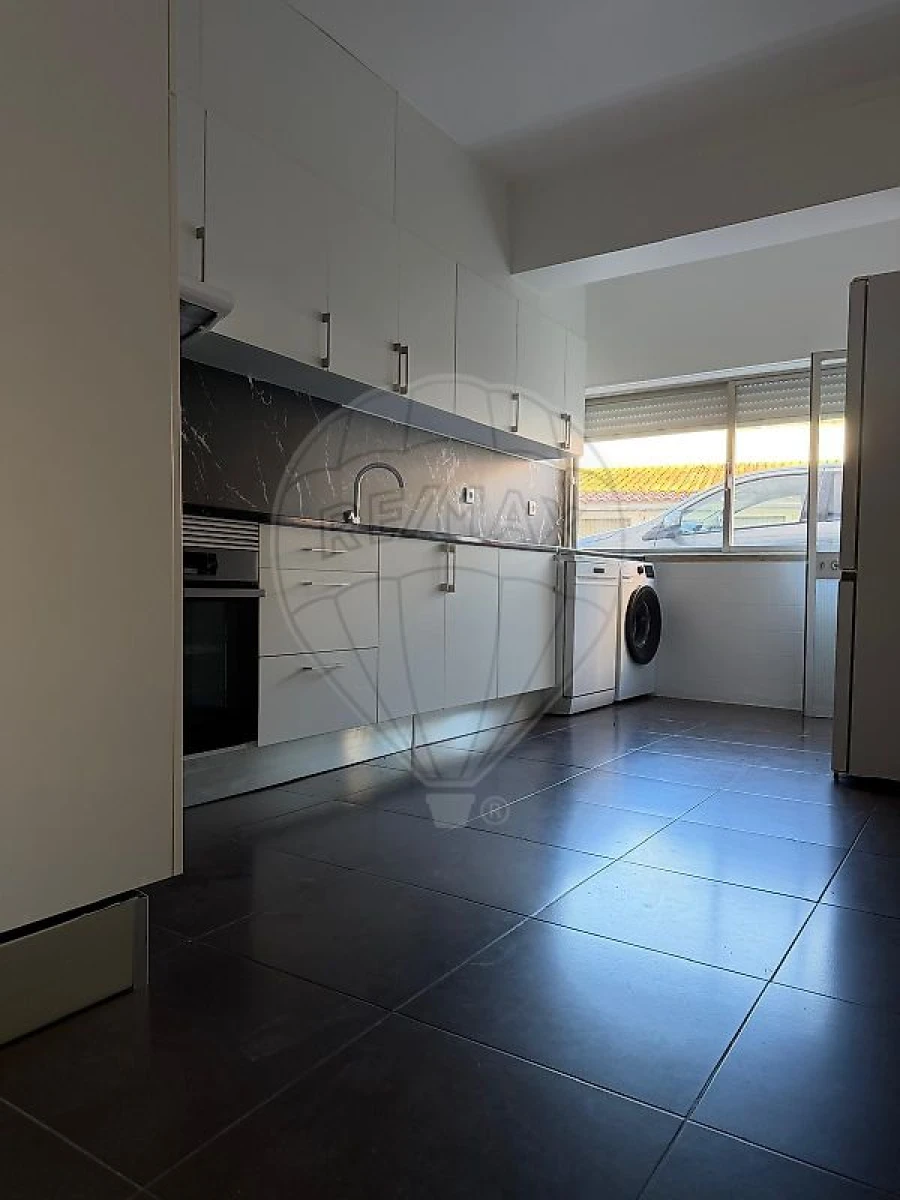 Apartamento T1 para Arrendamento em Santa Maria, São Pedro e Matacães Foto 5