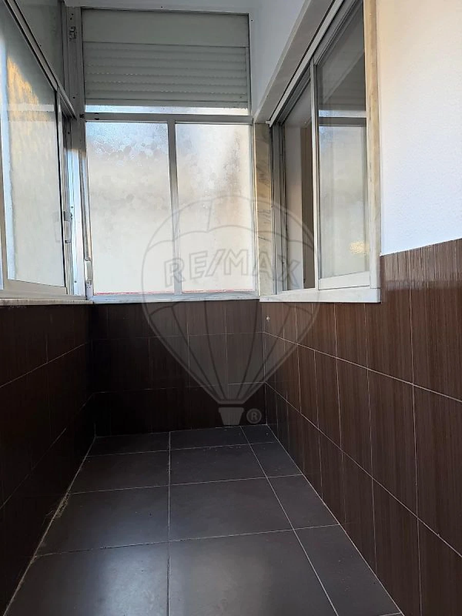 Apartamento T1 para Arrendamento em Santa Maria, São Pedro e Matacães Foto 10