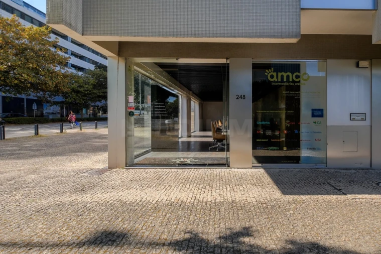 Loja para Arrendamento em Antas e Abade de Vermoim Foto 2