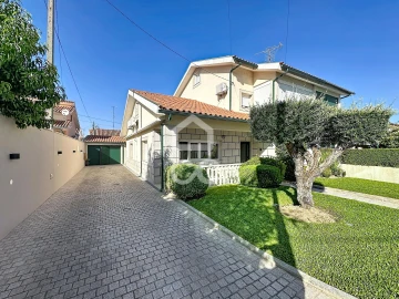 Moradia T4 para Venda em Santa Cruz/Trindade e Sanjurge