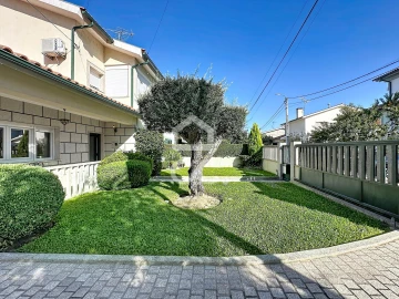 Moradia T4 para Venda em Santa Cruz/Trindade e Sanjurge